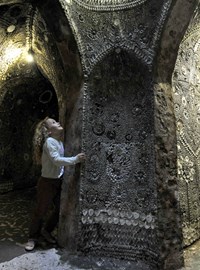 shell-grotto-banner--girl-looking-up.jpg