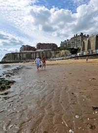Louisa Bay, Broadstairs, People Walking Credit Thanet Tourism